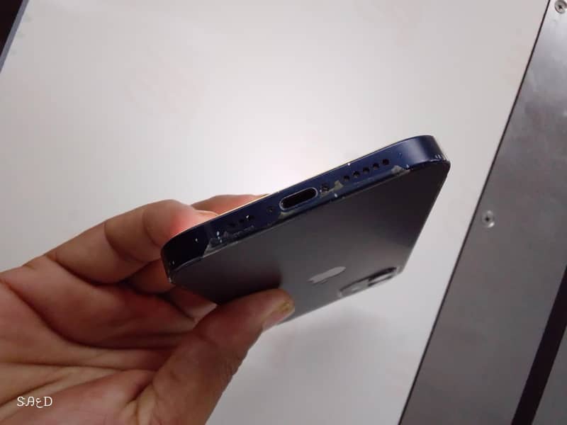 Apple iPhone 12 4