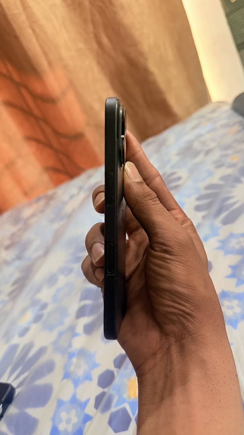 Apple iPhone 16 3
