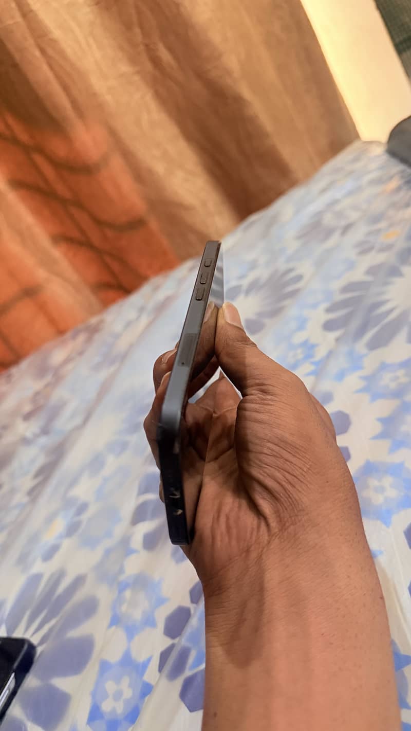 Apple iPhone 16 4