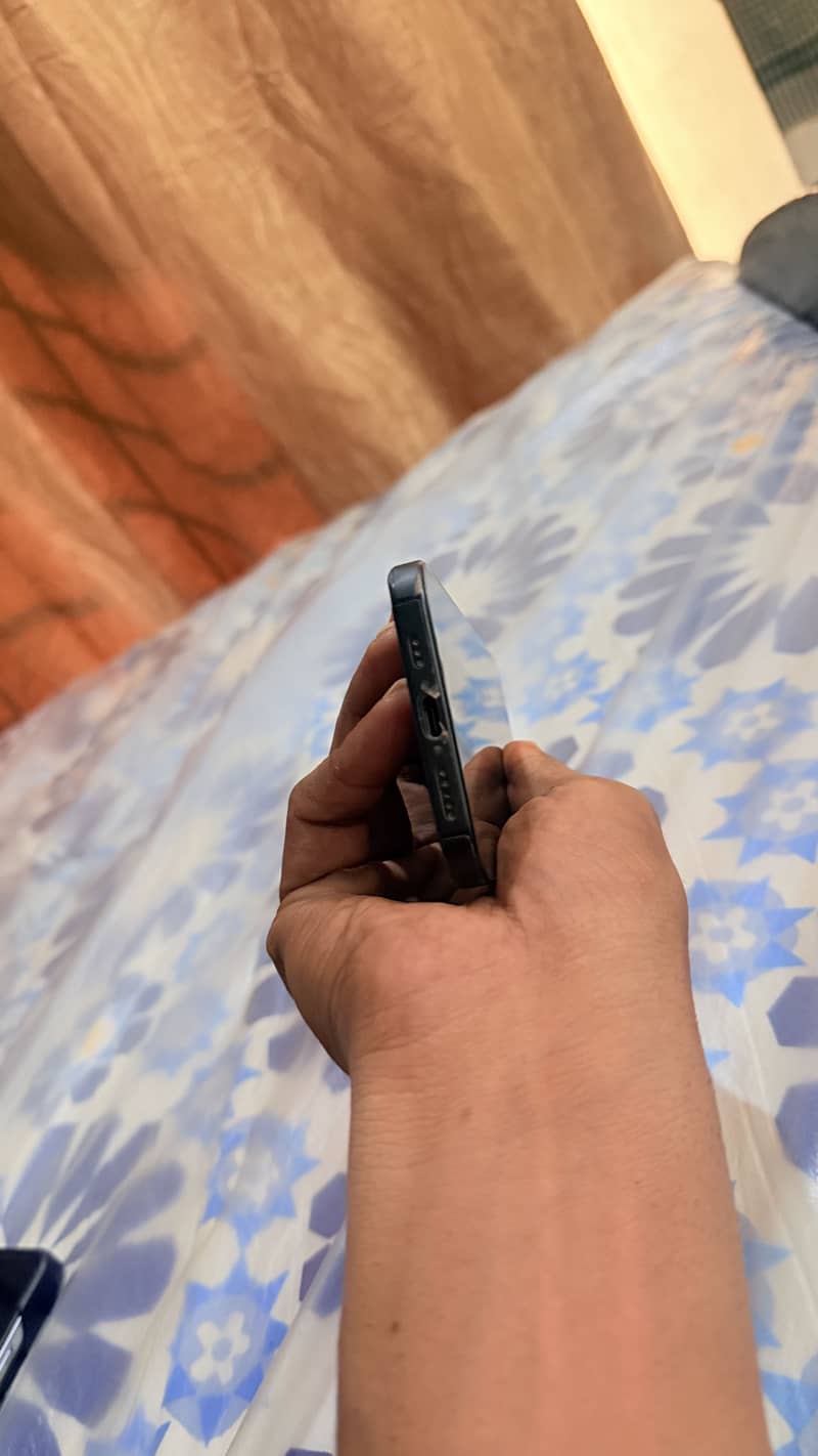 Apple iPhone 16 5