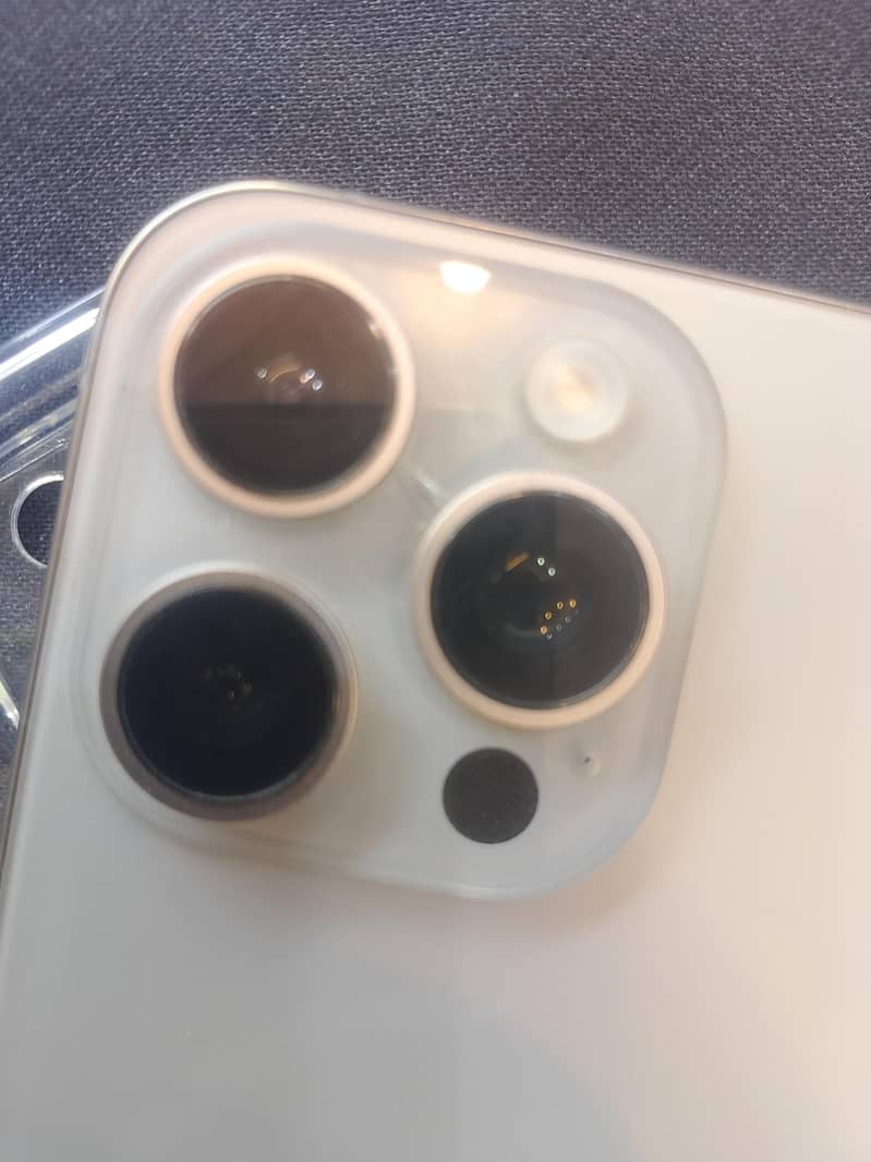 Apple iPhone 15 Pro Max 2