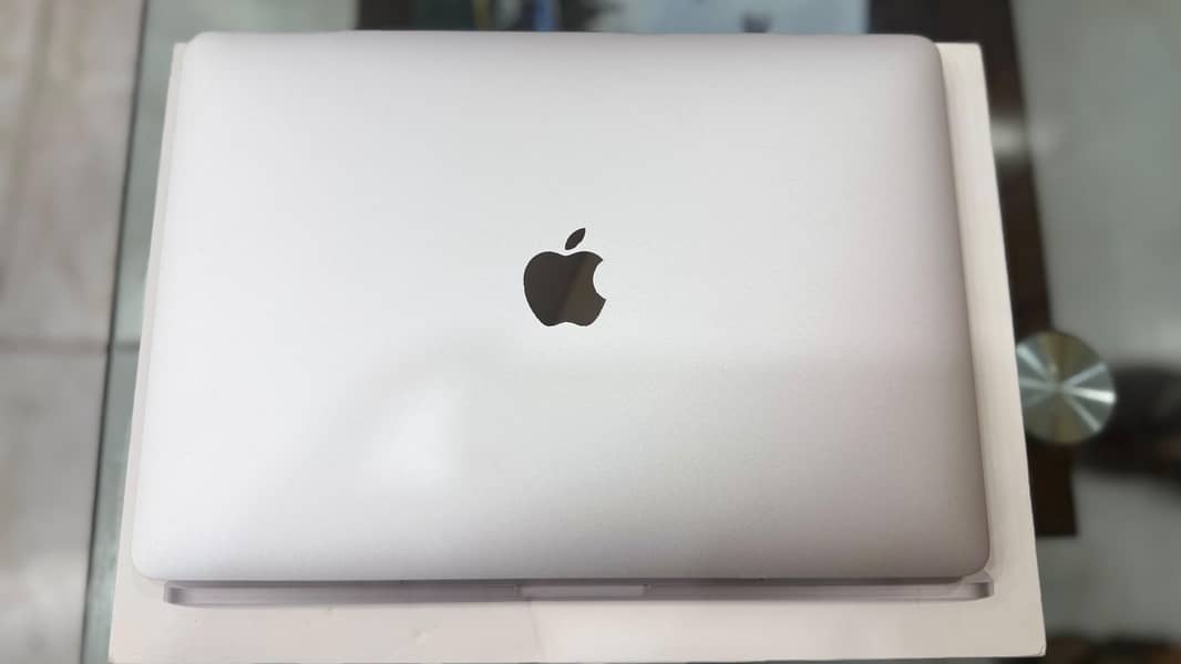 MacBook pro 13-inch 8
