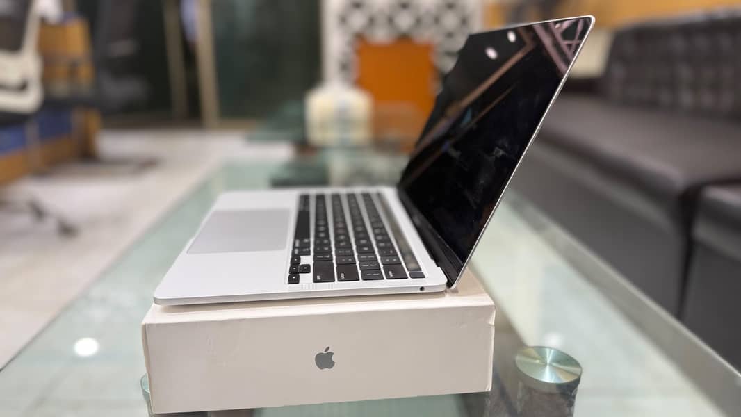 MacBook pro 13-inch 9