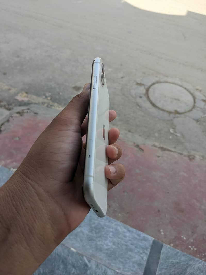 Apple iPhone 11 4