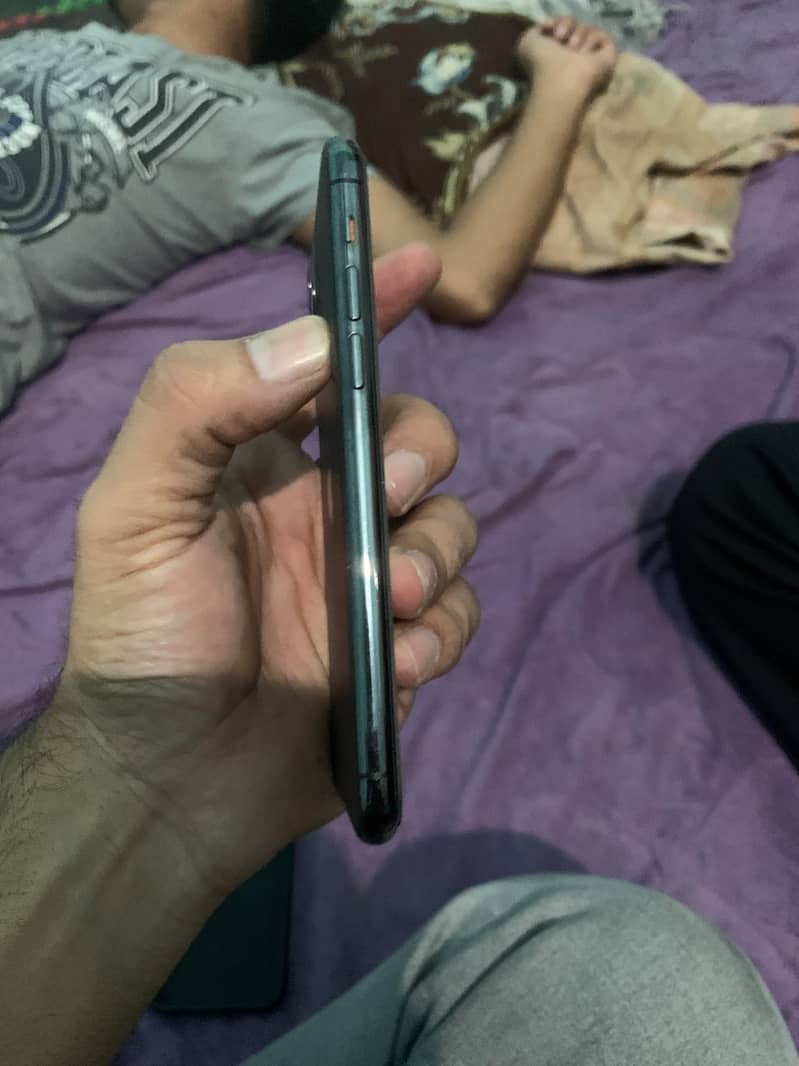 Apple iPhone 11 Pro 4
