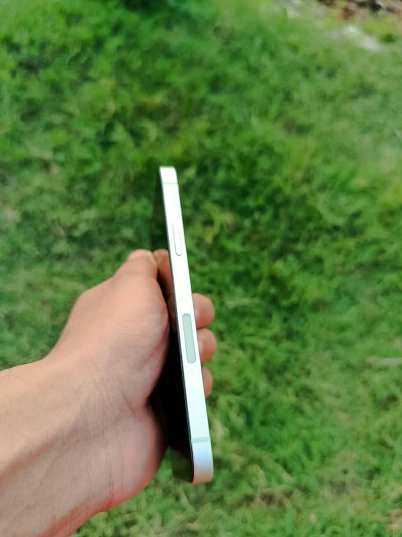 Apple iPhone 12 4