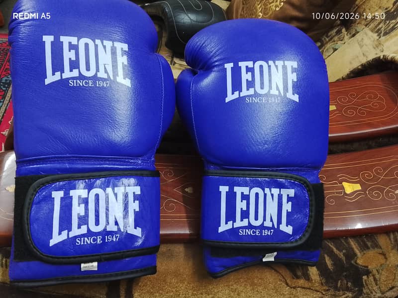 boxing gloves 0