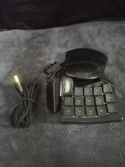 Razer Nostromo RZ07-0049 Expert Gaming Keypad – 16 Programmable Keys
