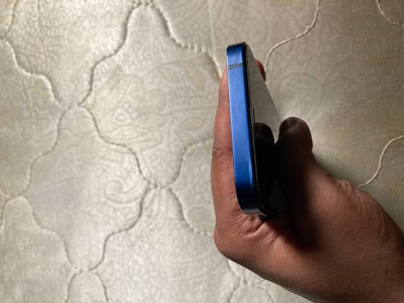 Apple iPhone 12 4