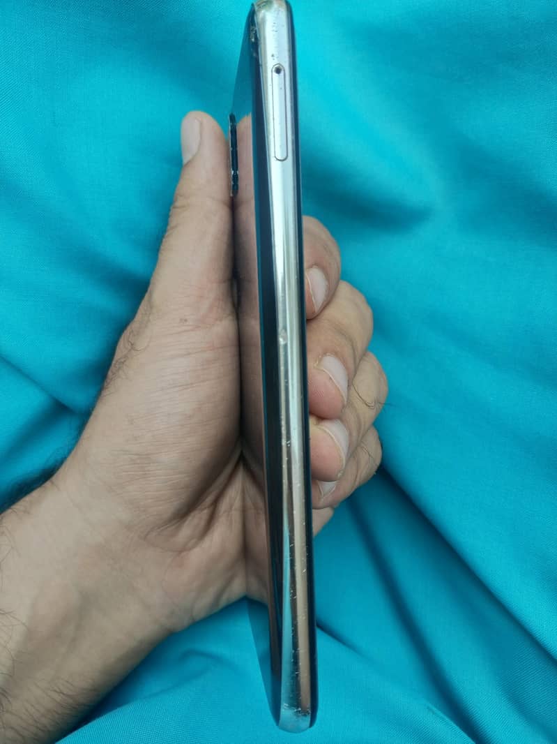 Aquos R2 2