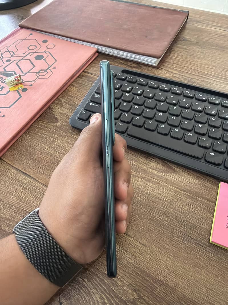 Vivo V30 1