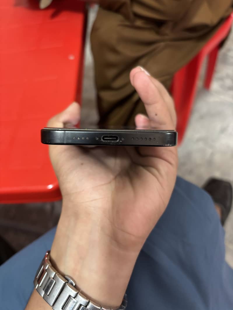 Apple iPhone 16 Pro Max 3