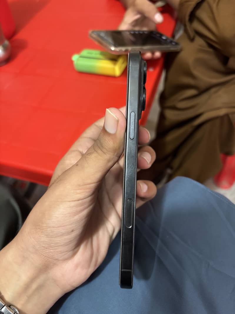 Apple iPhone 16 Pro Max 4