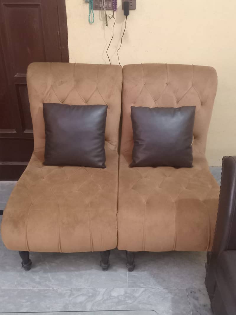 2 Easy Sofa Seats with round table 0