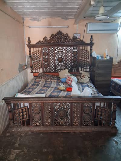 1Kinh Size Bed or Bed Tables 2 Dad Or Dressing For Sale