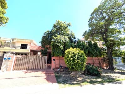 One Kanal Used Modern Design Bungalow For Sale At Prime Location Of DHA Lahore Near To Park Masjid & Commercial Market.