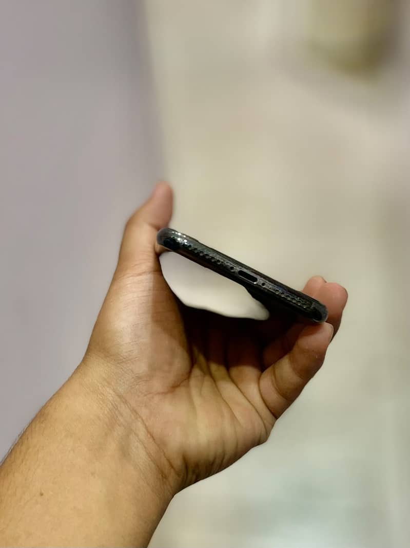 Apple iPhone X 4