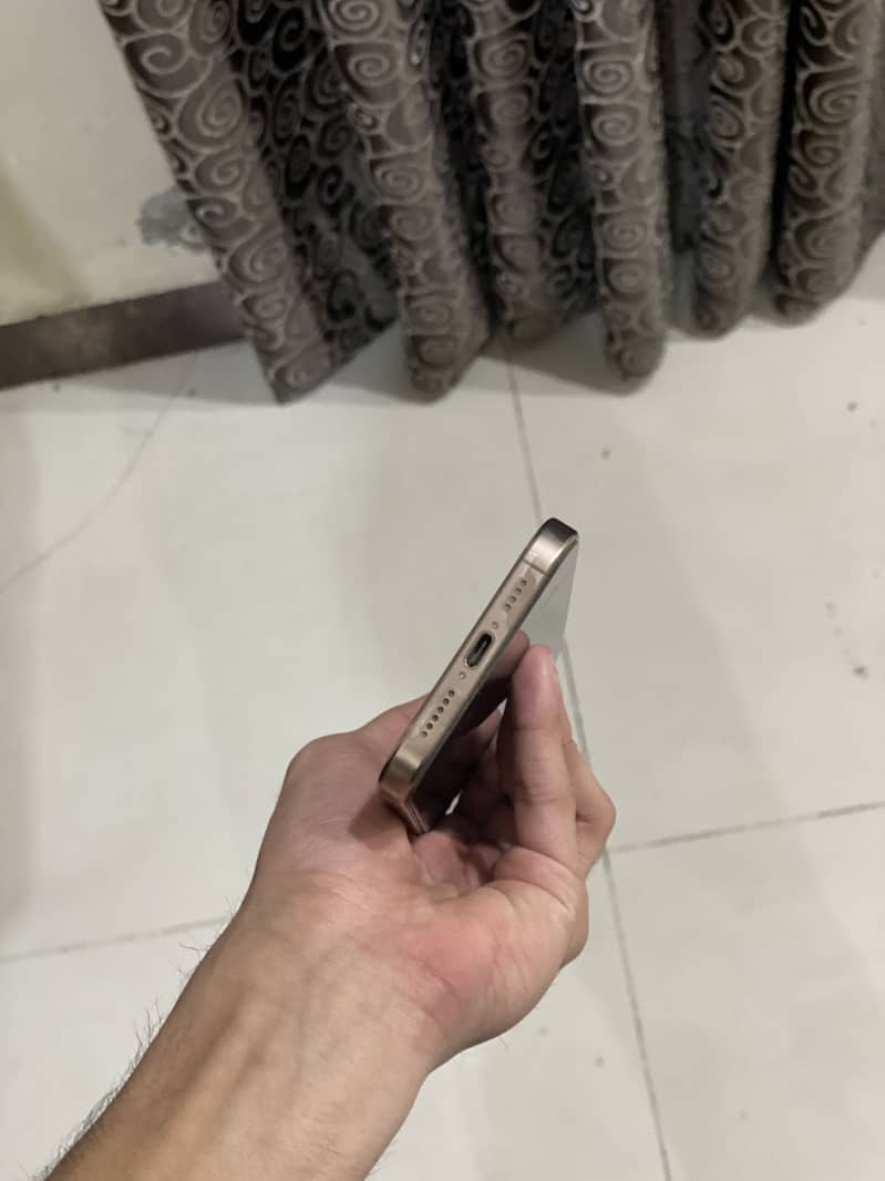 Apple iPhone 16 Pro Max 1