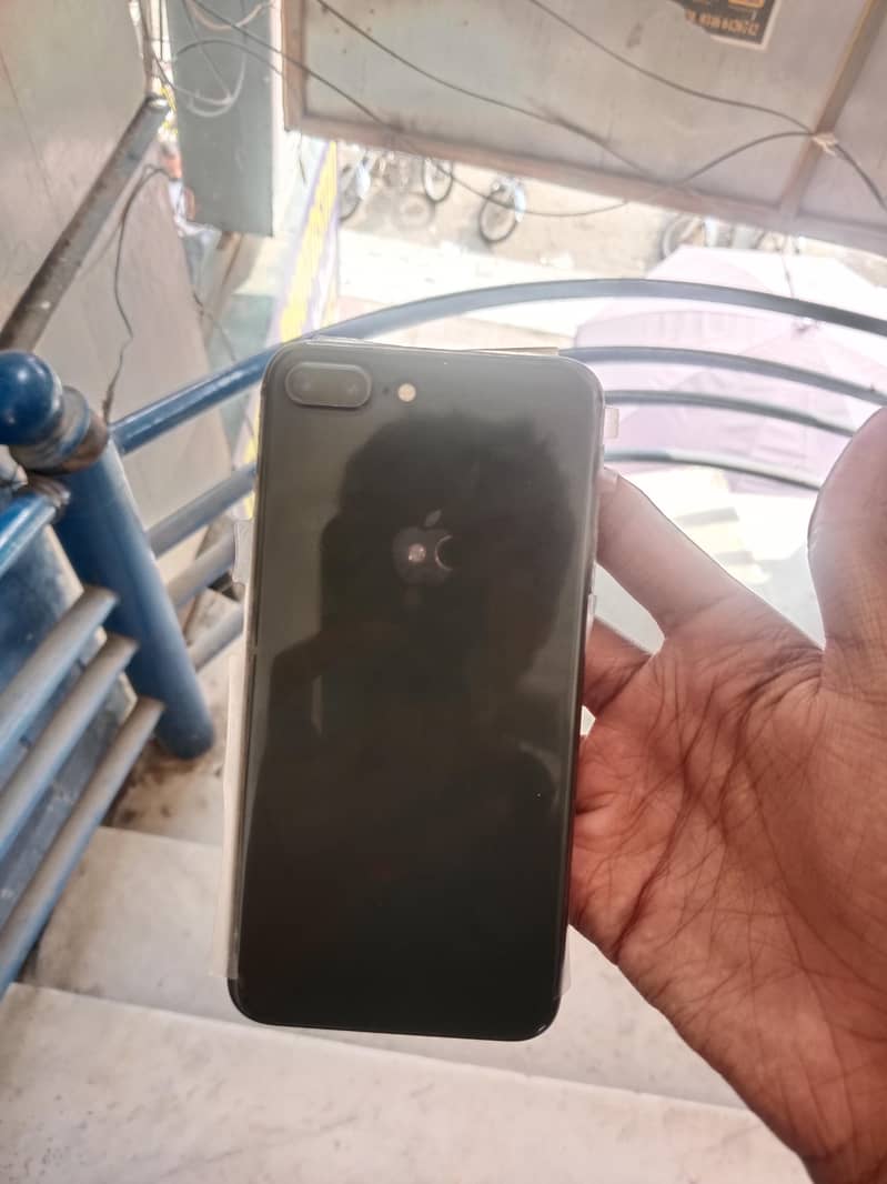 Apple iPhone 8 Plus 4