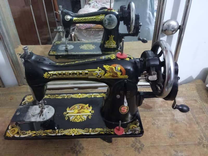 Excellent condition singer sewing machine 1