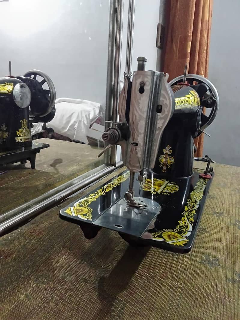 Excellent condition singer sewing machine 2