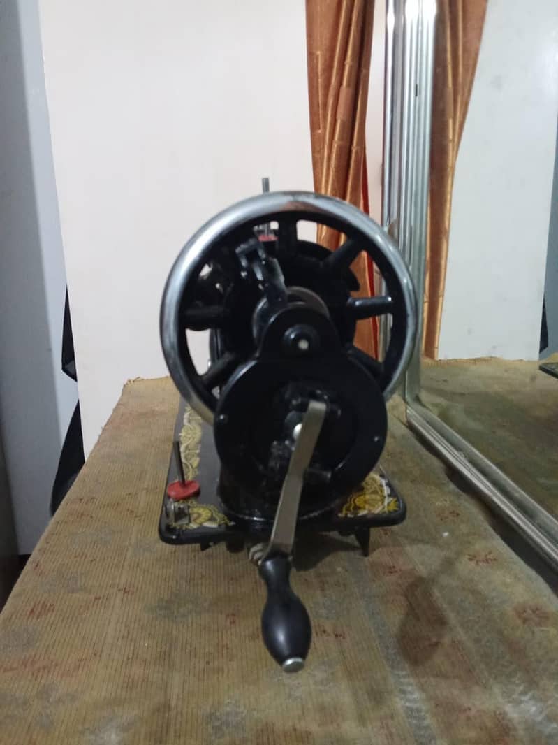 Excellent condition singer sewing machine 3