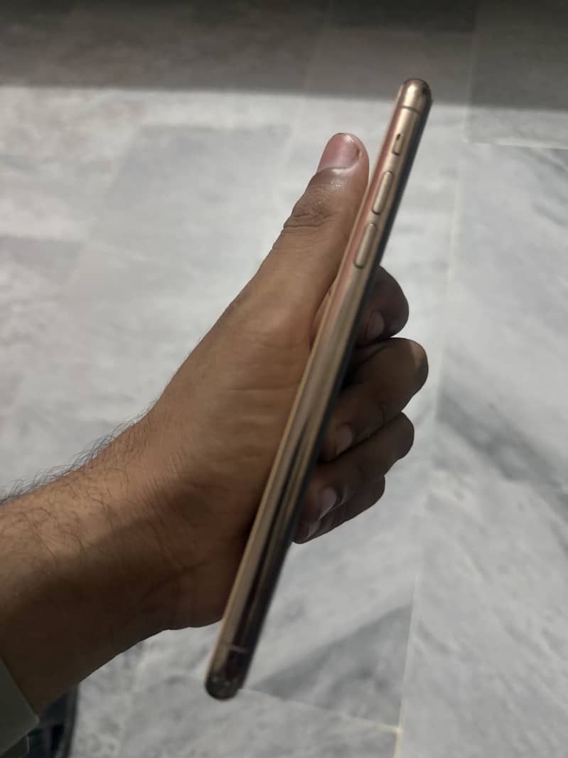 Apple iPhone 11 Pro Max 2