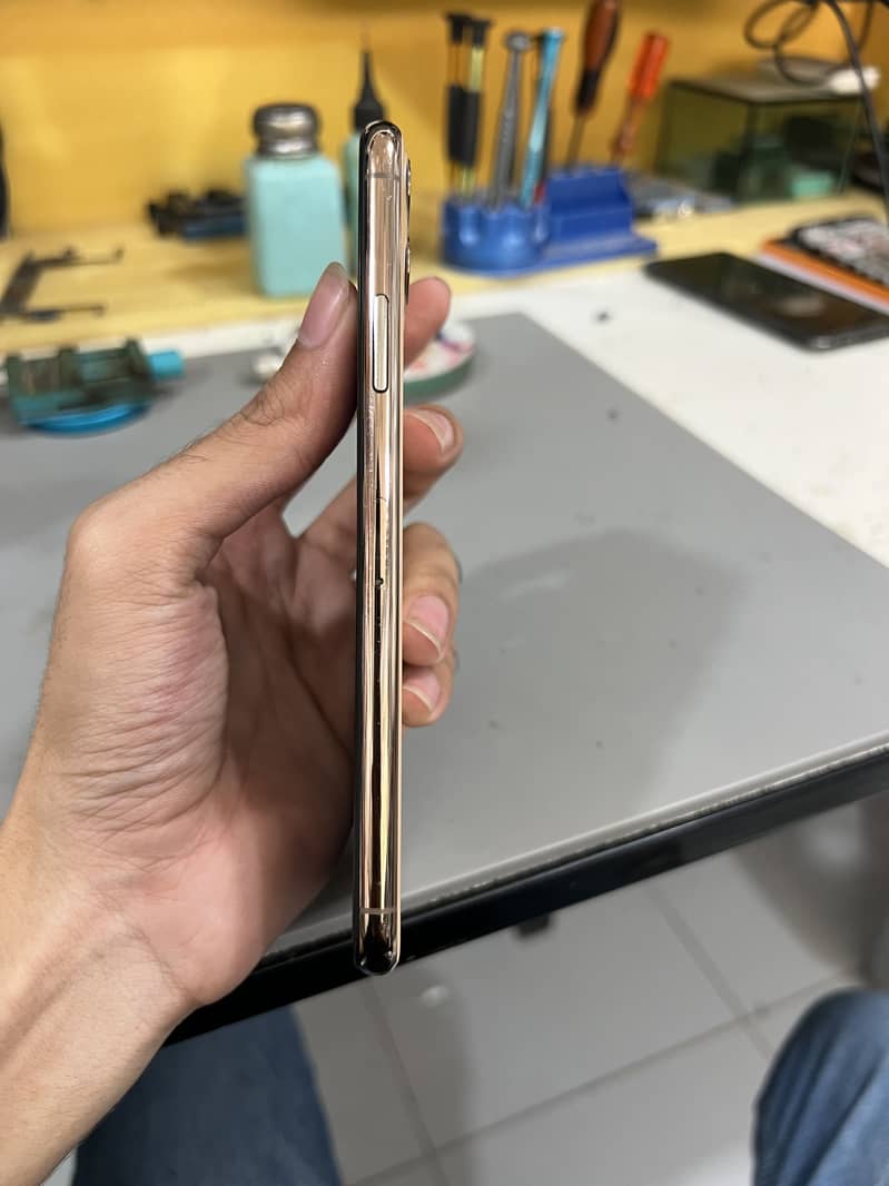 Apple iPhone 11 Pro Max 4