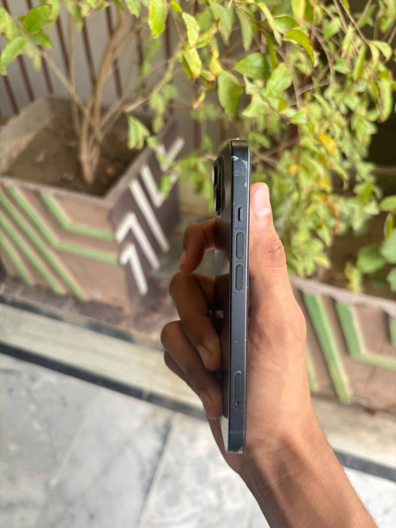 Apple iPhone 13 2