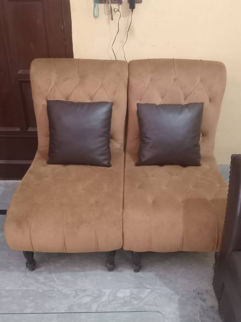 Cushioned Sofa with Round Table 0