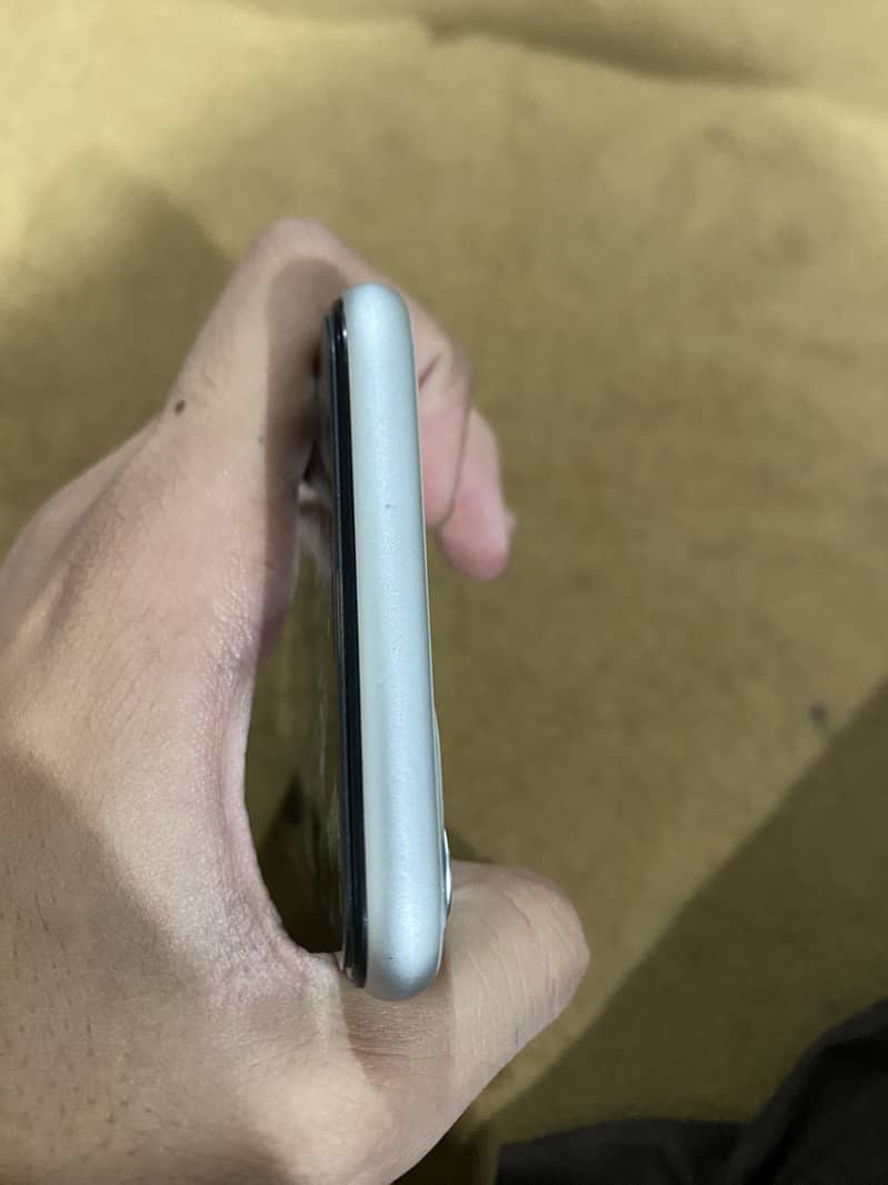 Apple iPhone 11 4