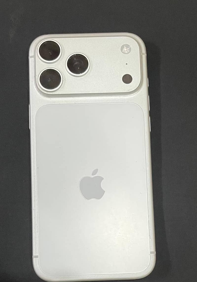Apple iPhone 17 Pro Max 4