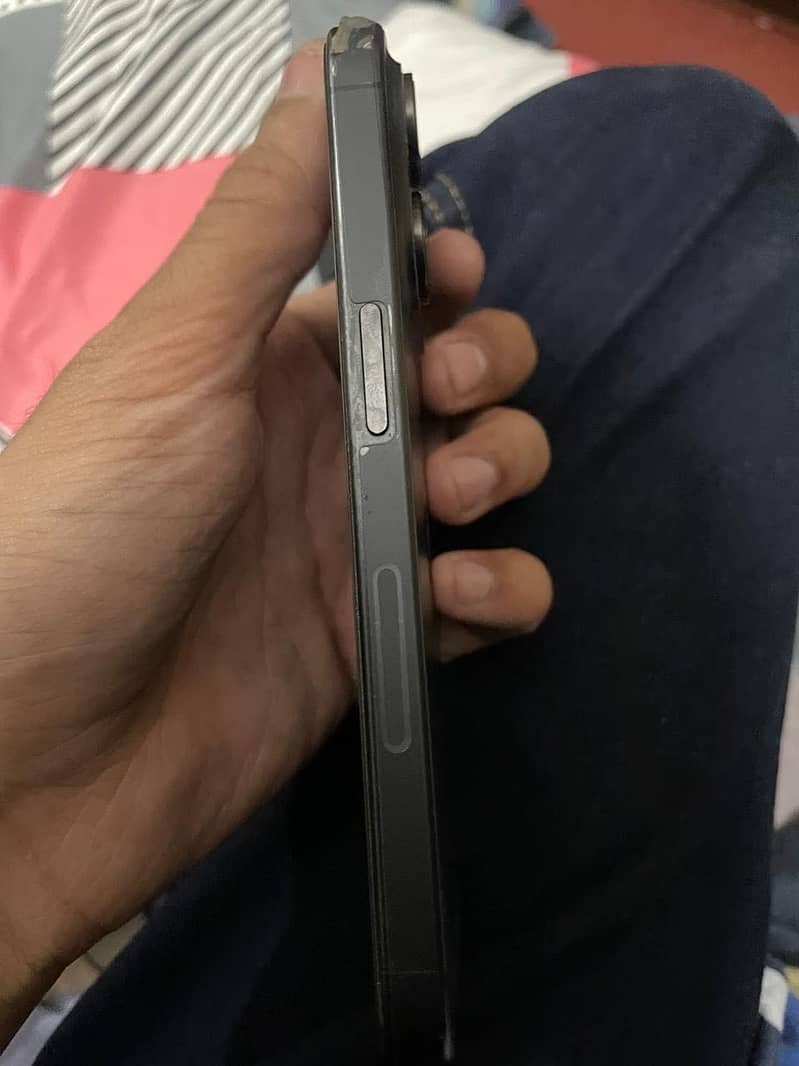 Apple iPhone 15 Pro 4