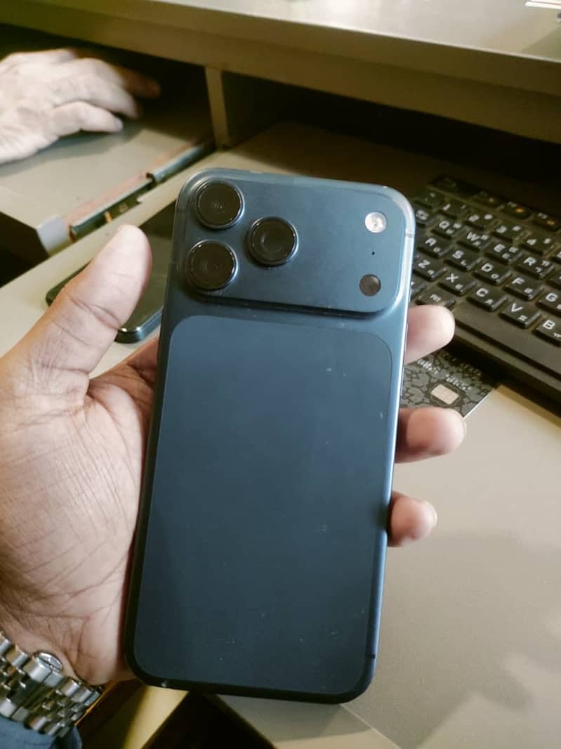 Apple iPhone 17 Pro Max 1