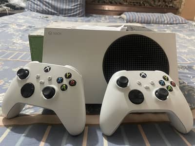 Xbox series s with two controllers 512