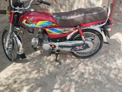 ایک ہاتھ چلی ھوئی صاف سھتری بائیکل ھے