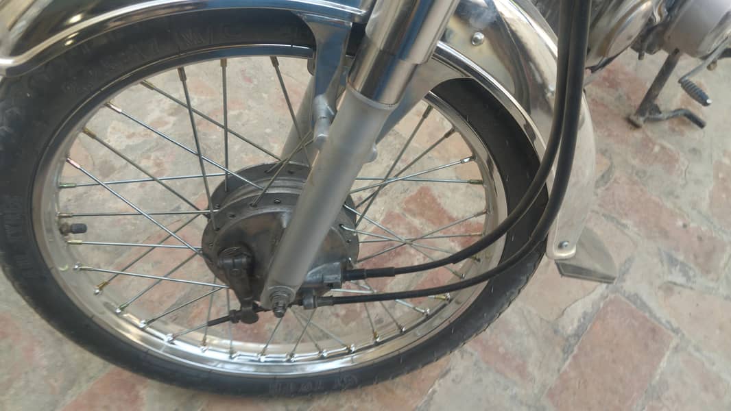 ایک ہاتھ چلی ھوئی صاف سھتری بائیکل ھے 4