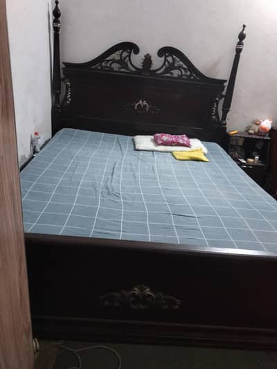 bed set with out ne side table and dressing without mirror