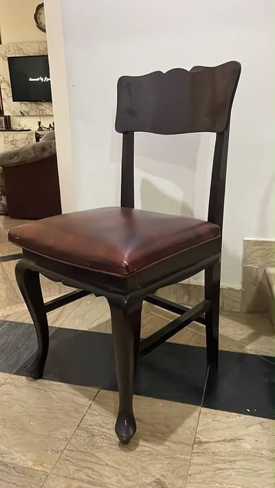 8 dinning table chairs in Excellent condition