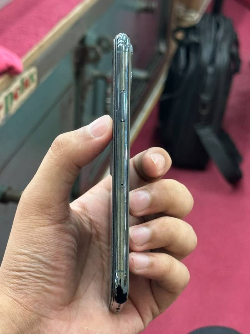 Apple iPhone 11 Pro 4