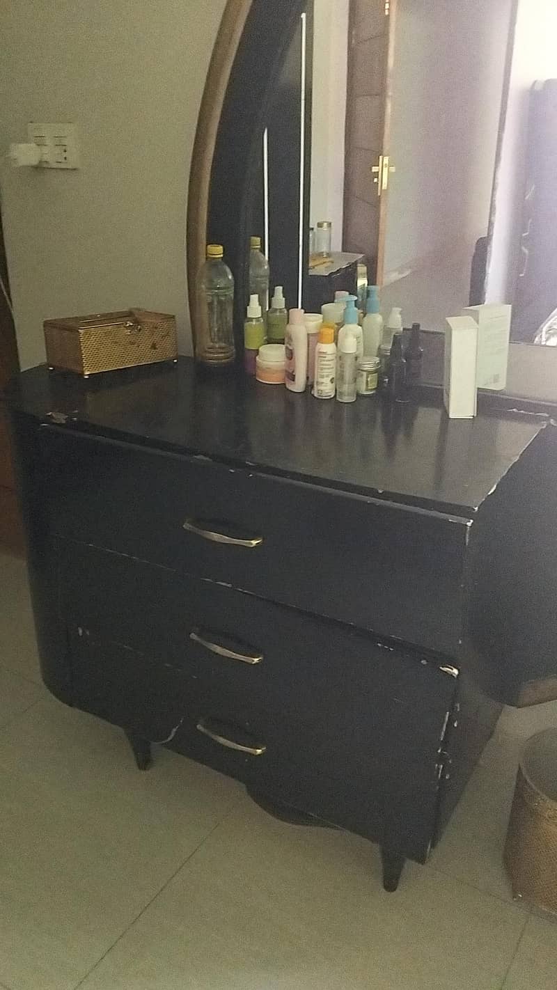 king size bed+dressing table/good condition 0