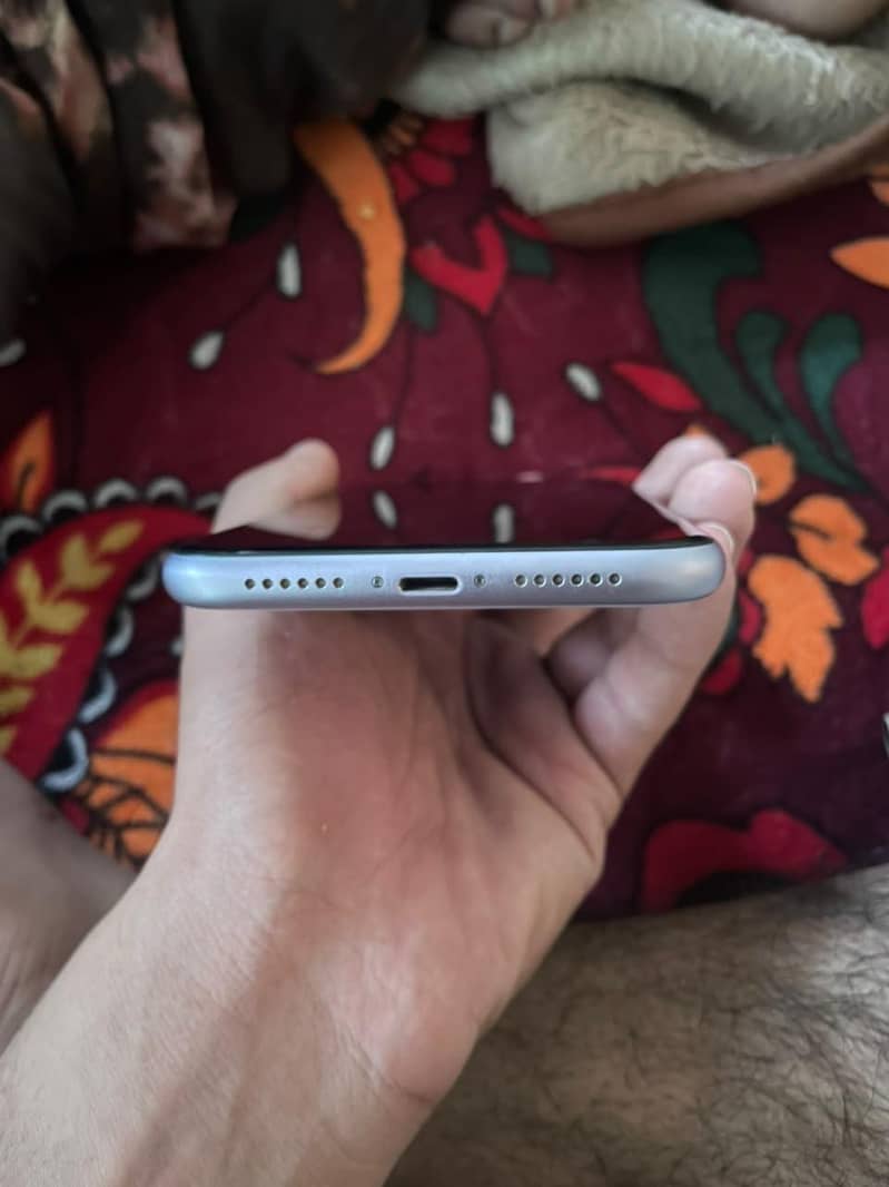 Apple iPhone 11 4