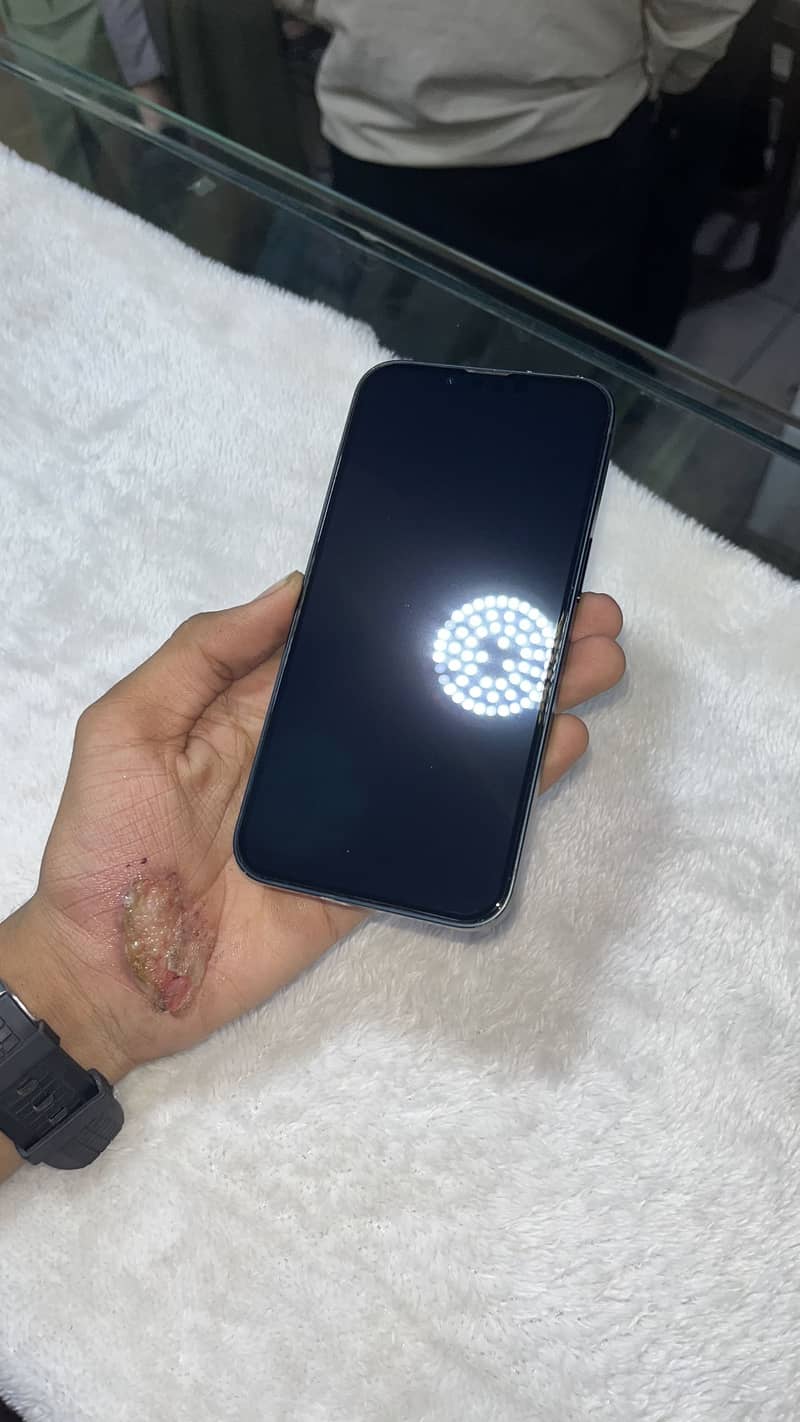 Apple iPhone 13 4
