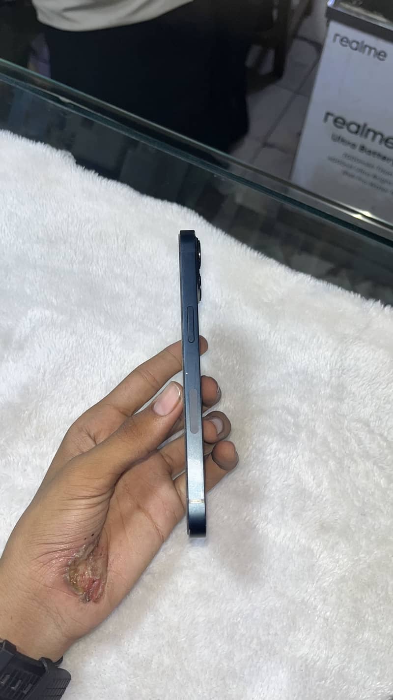 Apple iPhone 13 5
