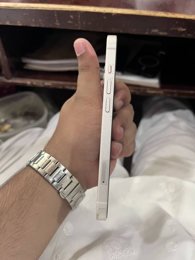 Apple iPhone 13 2