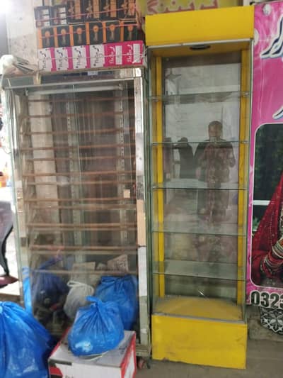 glass ki 2 shoes display ki almaria