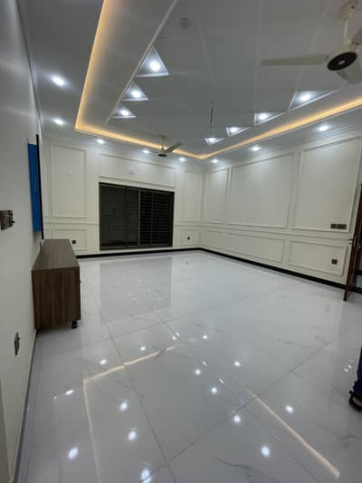A BEAUTIFUL ONE KANAL LOCK OPTION FOR RENT