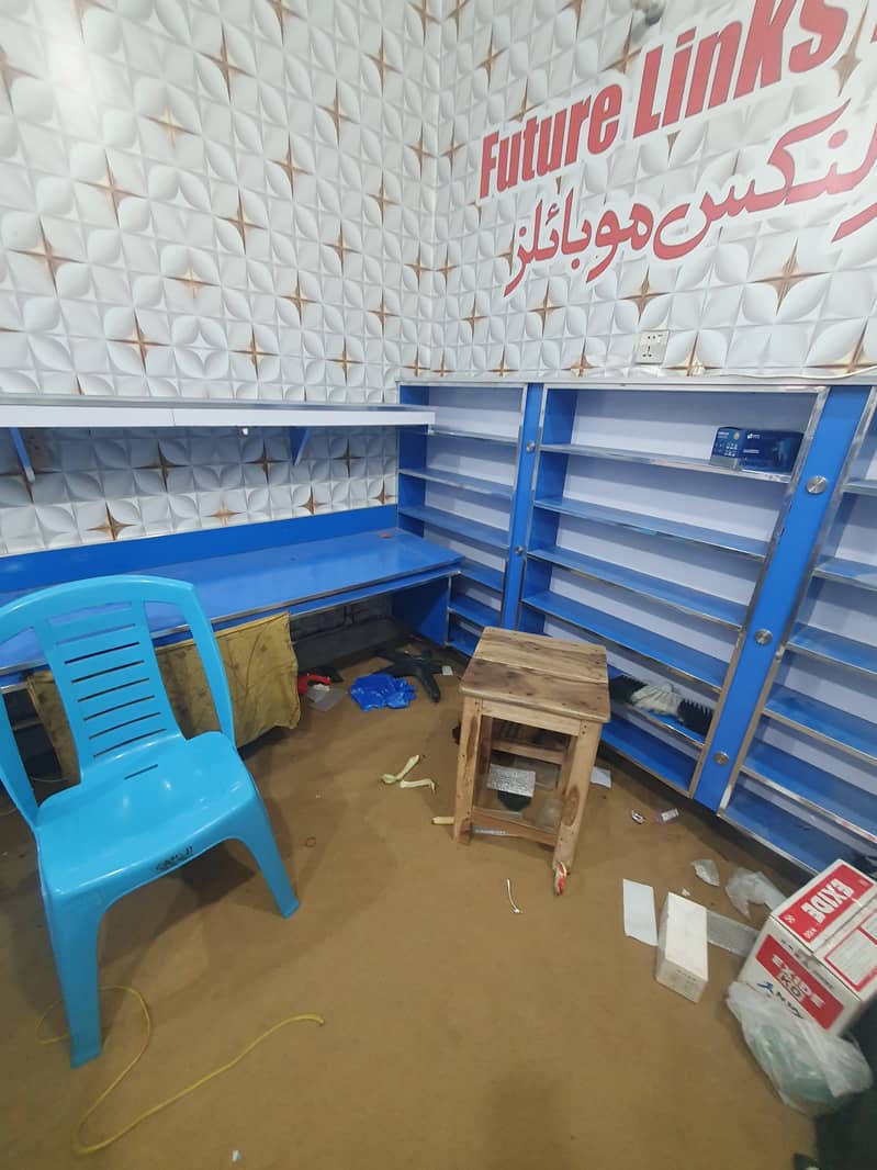 موبائل شاپ کا مکمل فرنیچر اور فکسچر برائے فروخت۔  اس میں موبائل ایکسی 1