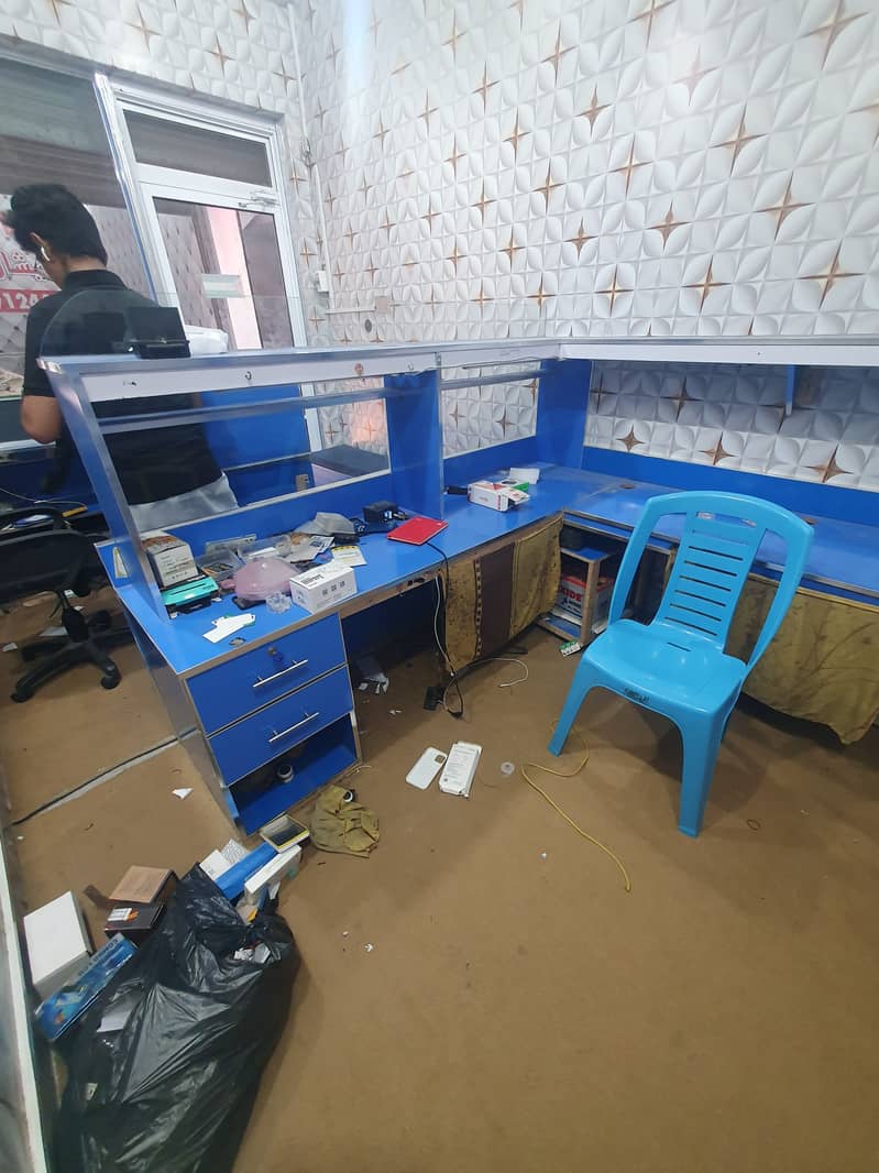 موبائل شاپ کا مکمل فرنیچر اور فکسچر برائے فروخت۔  اس میں موبائل ایکسی 2