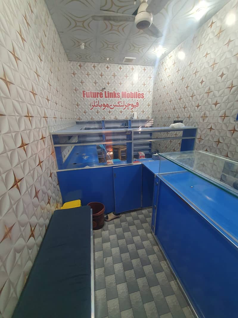 موبائل شاپ کا مکمل فرنیچر اور فکسچر برائے فروخت۔  اس میں موبائل ایکسی 3